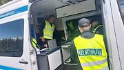 Kontrolní vážení dodávek na silnici I/6 Praha - Karlovy Vary u Bochova. Inspektoři Centra služeb pro silniční dopravu tu za dopoledne odhalili celkem tři přetížené dodávky.