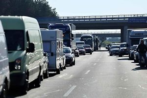 Nové značky mají omezit tvoření kolon na dálnici a zajistit vyhledání optimálního sjezdu na náhradní trasu.