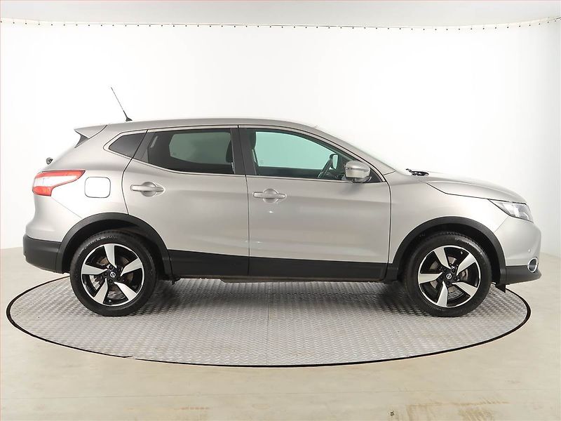 Nissan Qashqai (2015) 1.2 DIG-T, Automat, Serv.kniha - fotka 6 z 17