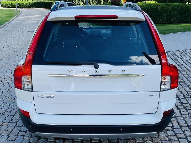 Volvo XC90 2.4D5 4x4 AUT VÝHŘEV SENZORY - fotka 14 z 44
