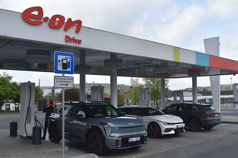 S vozy Kia EV9 jsme mohli vjet přímo do haly s testovacími zařízeními
