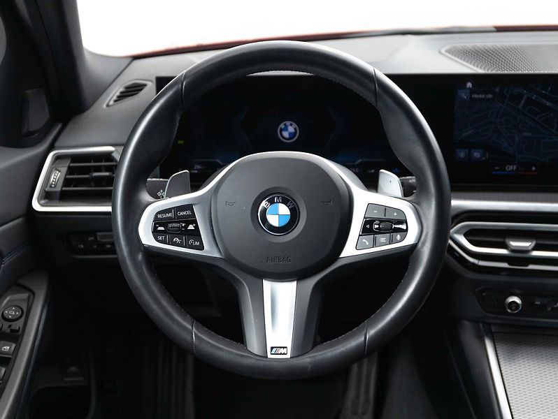 BMW Řada 3 330i Touring - fotka 12 z 22