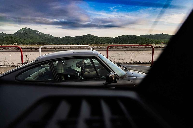 Všichni účastníci s vozy v cíli druhého ročníku Oldtimer Expressu, který mířil z Prahy do řeckých Atén.