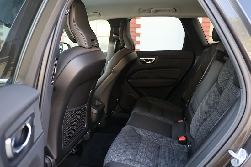 Volvo XC60 (2025) Core, B5 AWD, rezervace - fotka 8 z 21