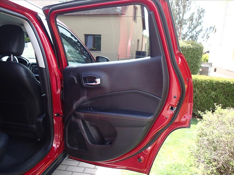 Jeep Compass 2,0 103 KW,Longitude 4WD,2.Maj - fotka 40 z 51