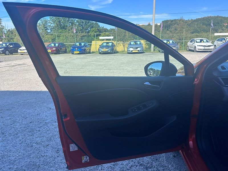 Renault Clio (2024) 1.0 TCe/1MAJ/LED/TOP/NAVI - fotka 10 z 36