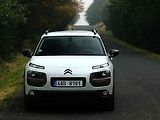 Nejnovější počin francouzské automobilky vypadá trochu jako hračka. Nechybí mu odvaha a lidé se za ním otáčejí. Zaujme třeba zakulacená příď s netradičně řešenými světlomety.