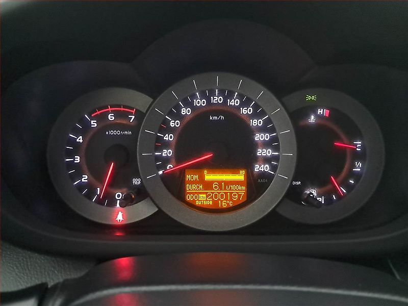 Toyota RAV4 (2006) 2.2 D-4D, 4X4 - fotka 11 z 17