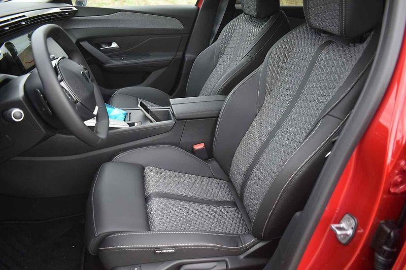 Peugeot uvádí na trh modernizovanou verzi vozu 408.