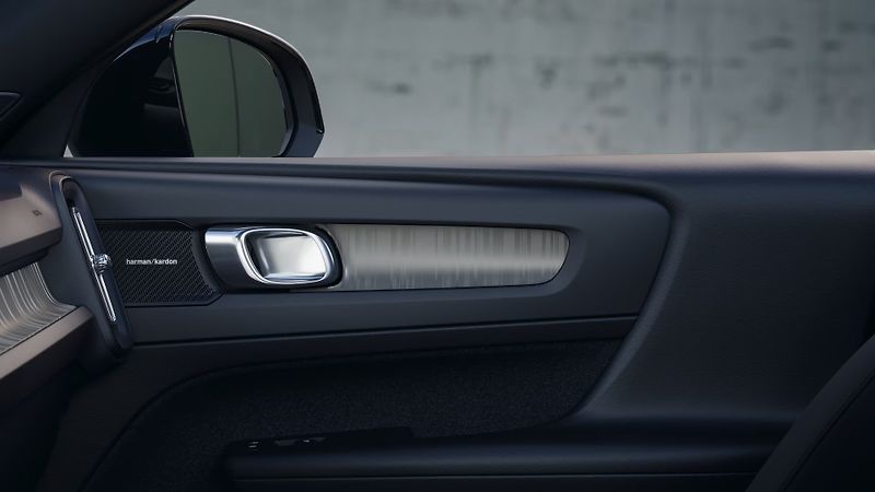 Volvo XC40 (2026) PLUS DARK, B4 FWD, 145+10 kW / - fotka 8 z 10