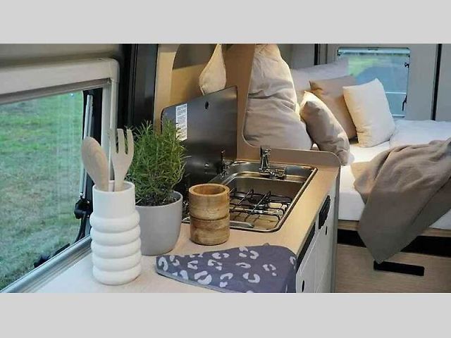Kompaktní campervan LMC Innovan Pure 600 nabízí prostor pro tříčlennou rodinu.