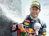 Mark Webber oslavuje vítězství ve Velké ceně Británie.