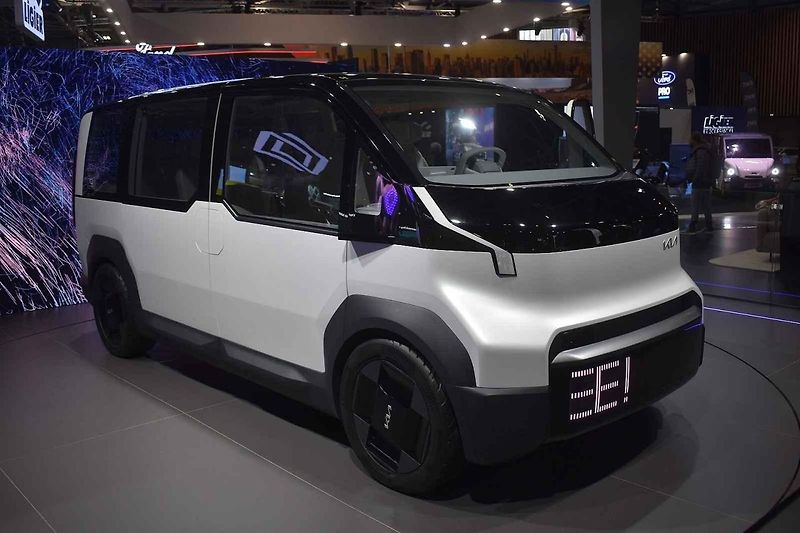 Nejhezčím autem autosalonu je nepochybně již dávno vyprodaná limitovaná edice Alfy Romeo 33 Stradale