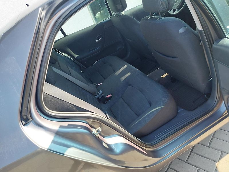 Renault Laguna (2007) II. 2.0i-16v - fotka 20 z 22