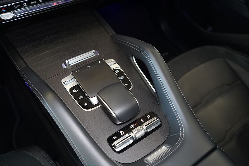 Mercedes-Benz GLE 53 AMG, Masáž, Ventilace, HUD - fotka 40 z 50