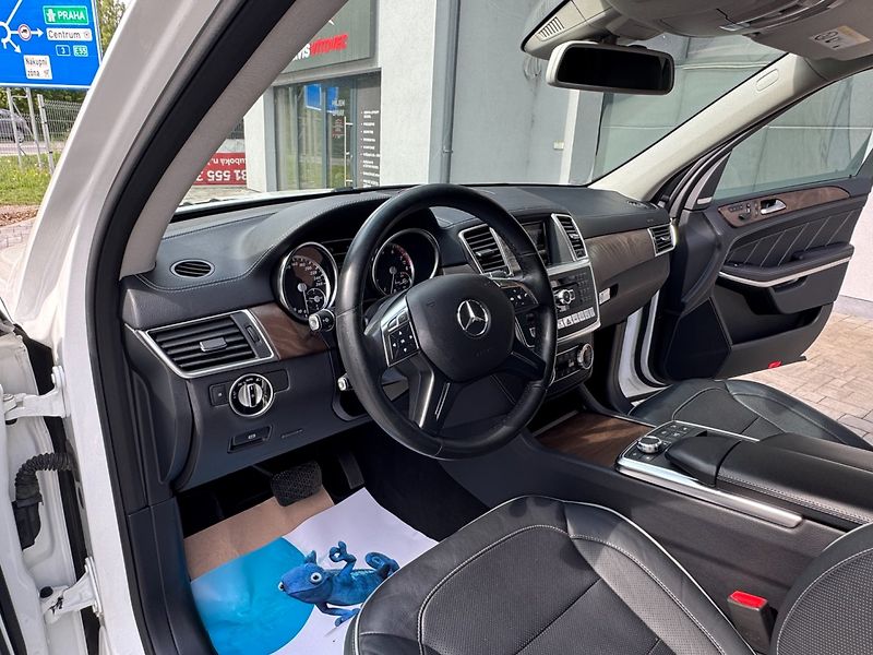 Mercedes-Benz GL (2014) 500 4MATIC - fotka 16 z 42
