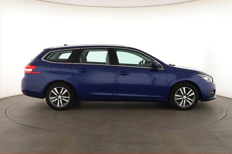 Peugeot 308 (2020) Allure 1.5 BlueHDi, Serv.kniha - fotka 6 z 15