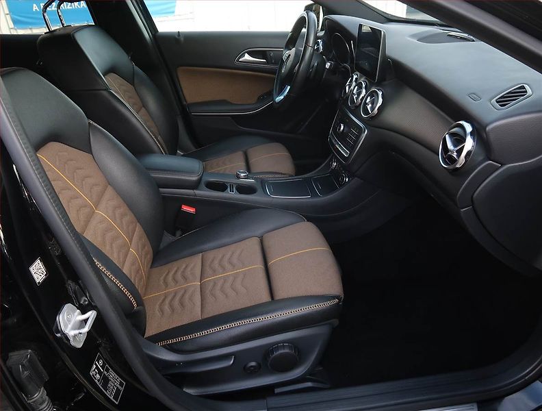 Mercedes-Benz GLA (2017) 220 d 4MATIC, 4X4 - fotka 9 z 25