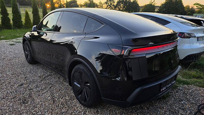 Tesla Model Y (2025) LongRange, ČR, Tažné - fotka 3 z 17