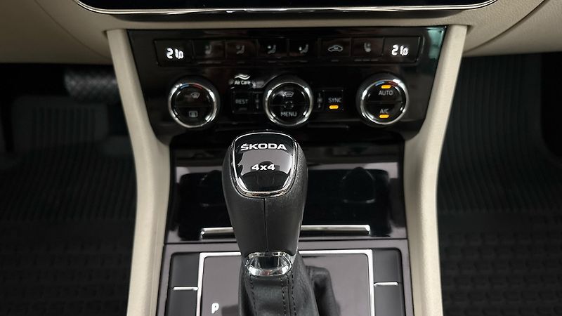 Škoda Superb 2.0 TDI DSG 4x4 L&K - fotka 28 z 32