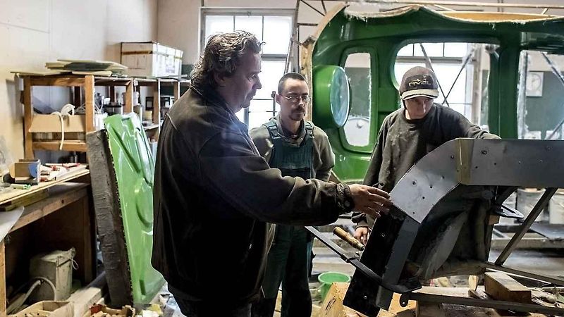 Auta jsou vesměs s karosériemi veselých barev