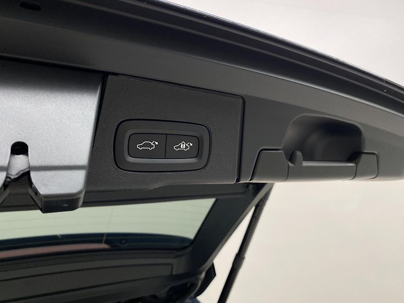 Volvo XC60 T8 AWD RECHARGE BLACK EDITION - fotka 33 z 63