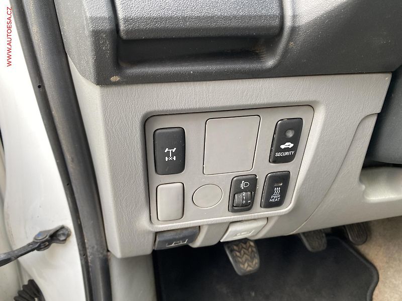Toyota Hilux (2012) 2.5 D 4x4 DoubleCab, ČR, TZ - fotka 14 z 15