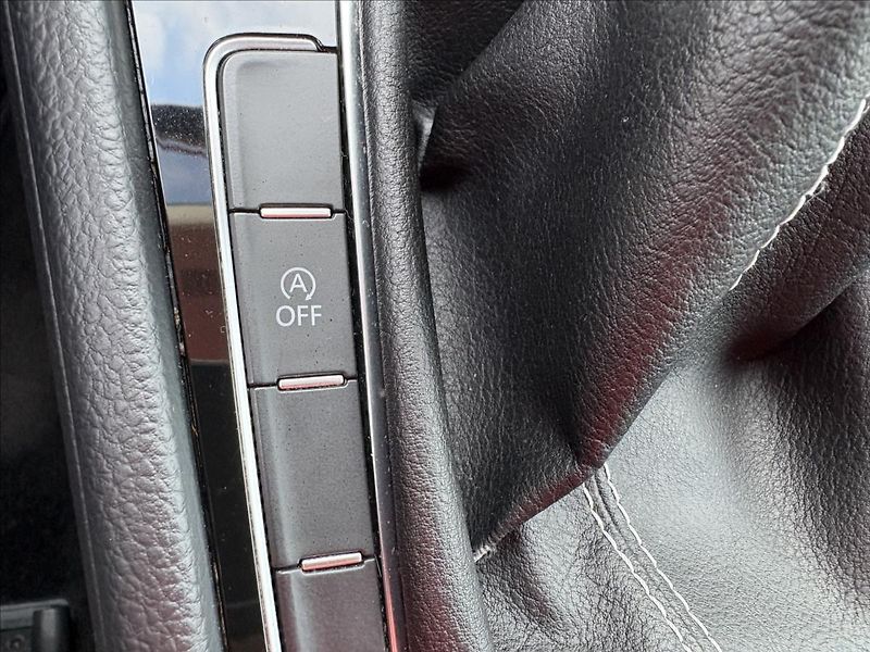 Volkswagen Golf 2,0 TDi 110kW CUP,Navi,Výhřev - fotka 12 z 40