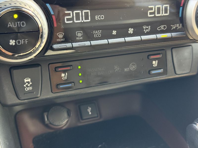 Toyota RAV4 2,5 Executive, 4x4, Hybrid - fotka 17 z 22