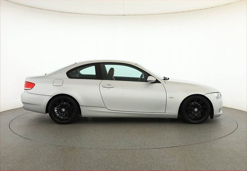 BMW Řada 3 (2008) 320 i, Xenony, Tempomat - fotka 6 z 16