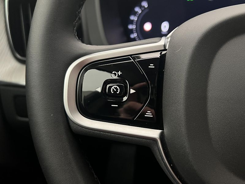 Volvo XC60 B5 AWD DARK PLUS AUT - fotka 24 z 45