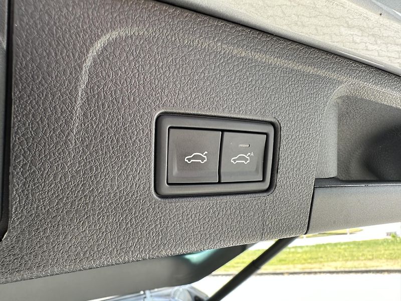 Volkswagen Passat Variant 2.0 TDI DSG R-Line 4Motion - fotka 26 z 34