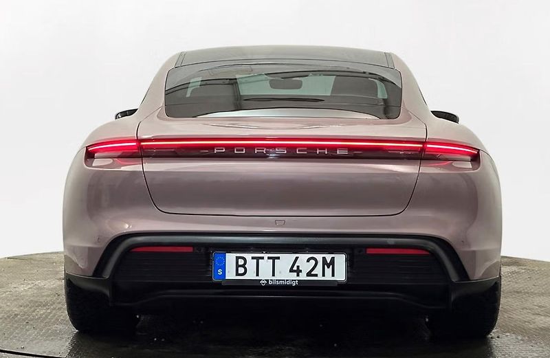 Porsche Taycan 93 kWh Panorama - fotka 7 z 25