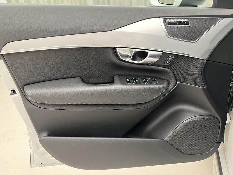 Volvo XC90 D5 AWD MOMENTUM CZ - fotka 33 z 33