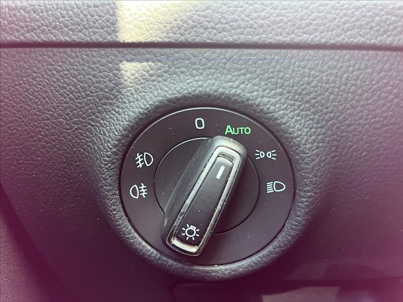 Škoda Superb 2,0 TDi DSG  NAVI BIXEN ACC AL - fotka 27 z 50