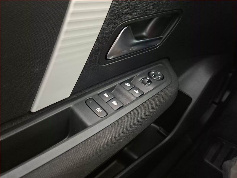 Citroën C4 (2022) 1.5 BlueHDi, ČR,1.maj - fotka 15 z 16