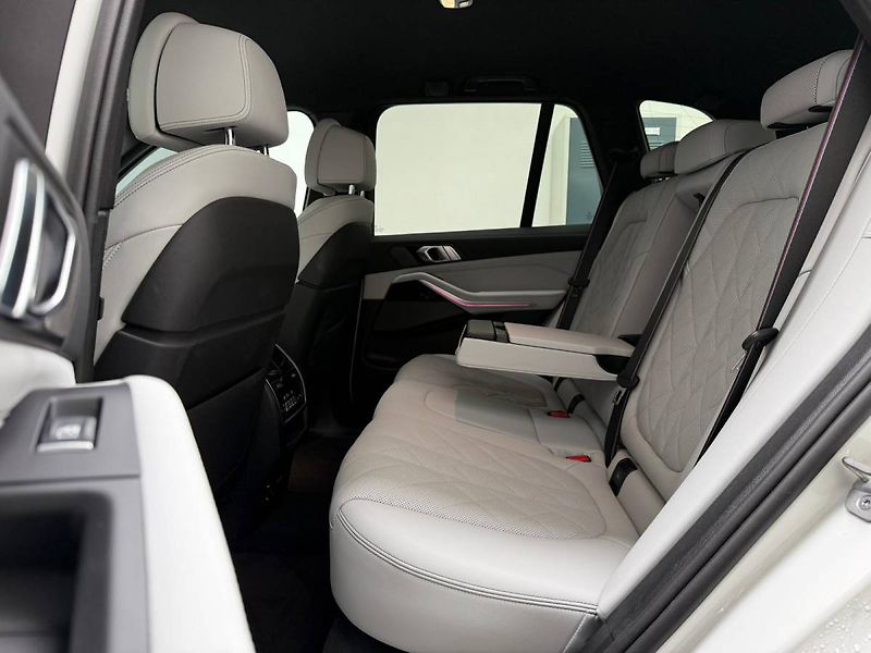 BMW X5 3,0 210 kW xDrive30d - fotka 13 z 55