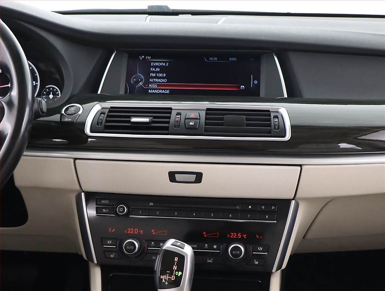 BMW Řada 5 (2017) 530d xDrive GT - fotka 12 z 26