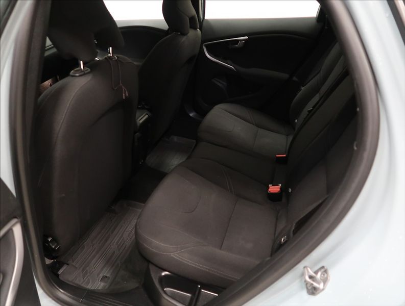 Volvo V40 2,0 D AT - fotka 8 z 22