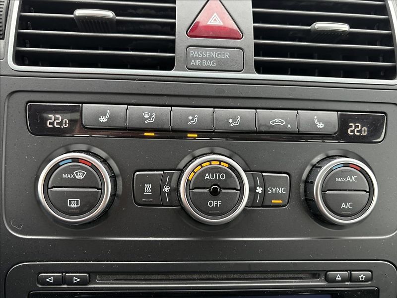 Volkswagen Touran 2,0 TDi 103kW Xen,Pano,Nez.top - fotka 12 z 42