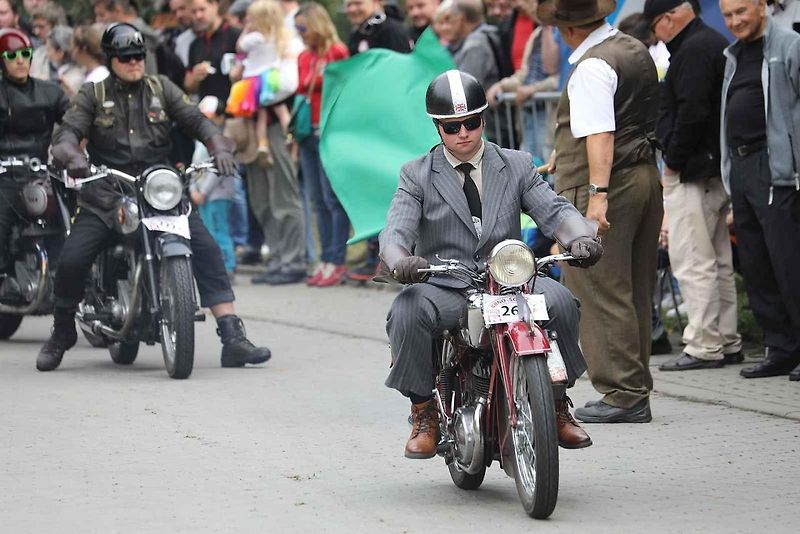 Na akci Jízda do vrchu a výstava historických vozidel se představilo na tři sta automobilů a motocyklů.