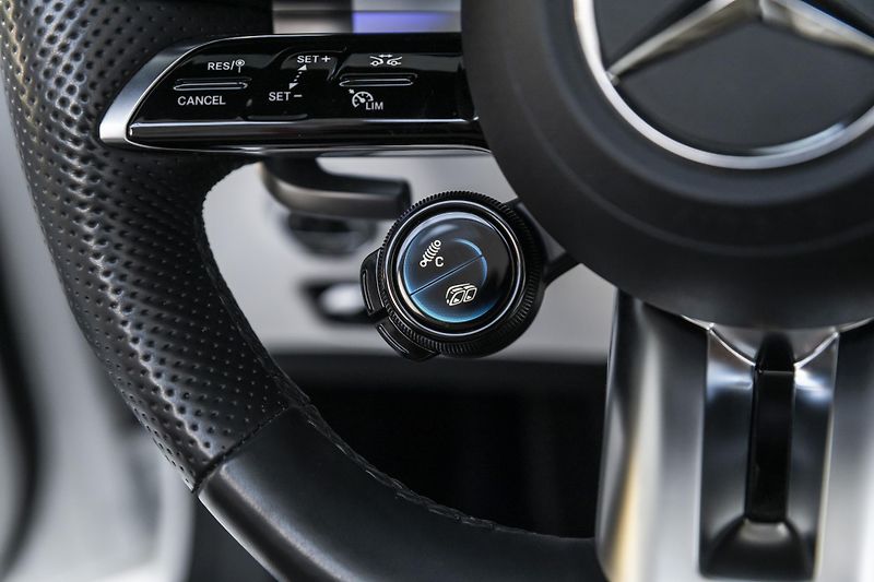 Mercedes-Benz SL 63 AMG*Karbon*Burmester*Masáž - fotka 28 z 41