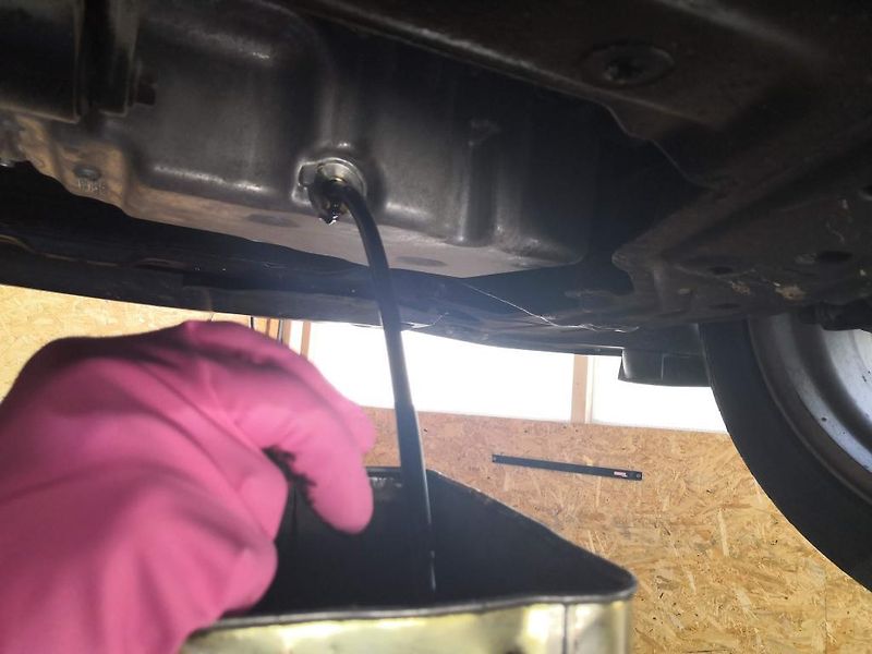 Motorový olej byl po vypuštění černý podobně jako u dieselu.