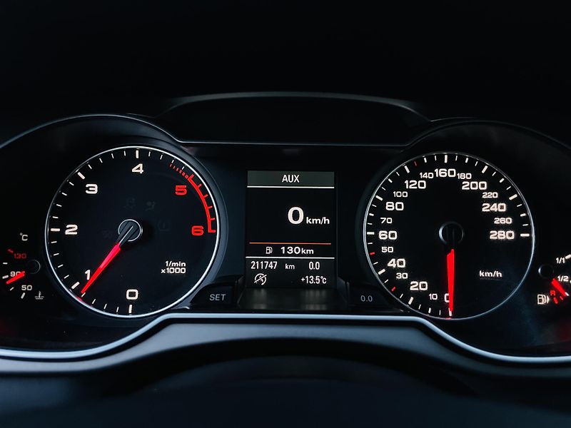 Audi A4 2.0TDI MAN VÝHŘEV SERVISKA LED - fotka 39 z 41