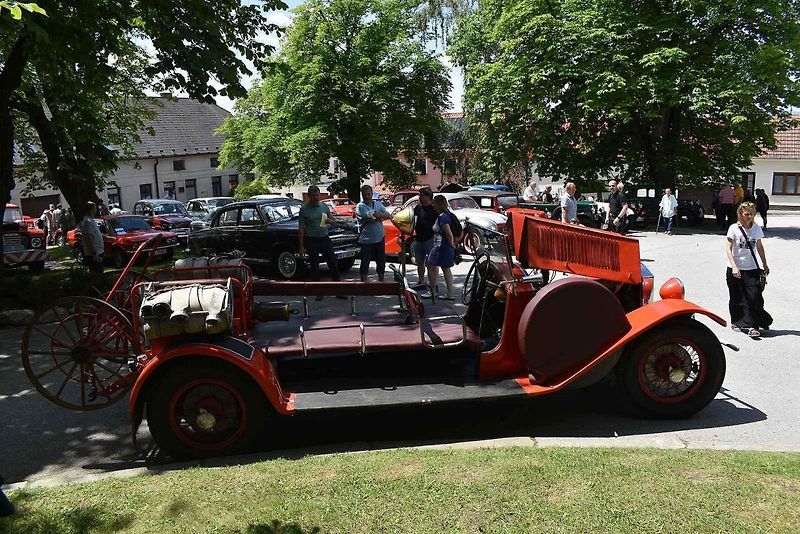 Tradiční závod S kopce do kopce si nenechalo letos ujít na sedm desítek posádek historických automobilů a motocyklů.