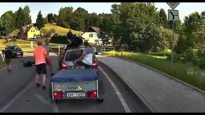 Z motorky saltem na střechu auta. Nehoda z Chotěvic hitem internetu