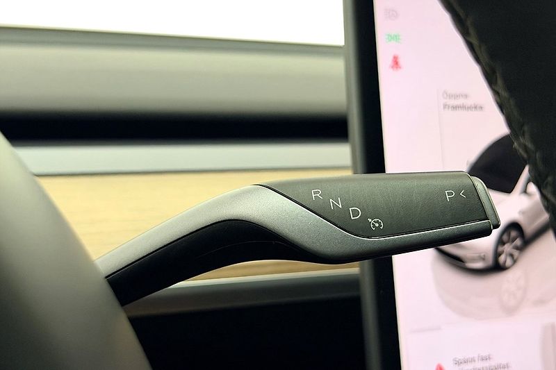 Tesla Model Y Long Range AWD - fotka 20 z 31