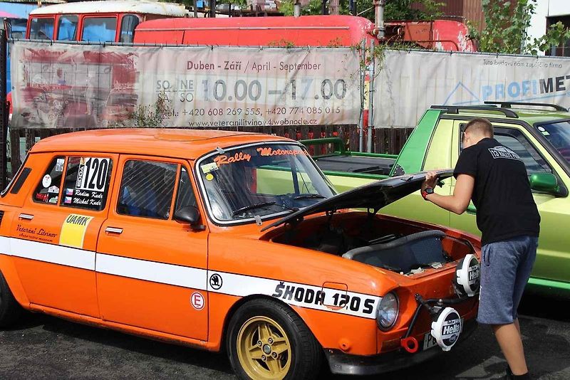 Škoda 120S.