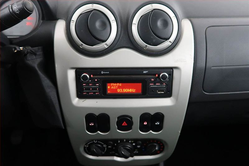 Dacia Logan (2012) 1.6 16V, po STK, Tažné - fotka 12 z 16