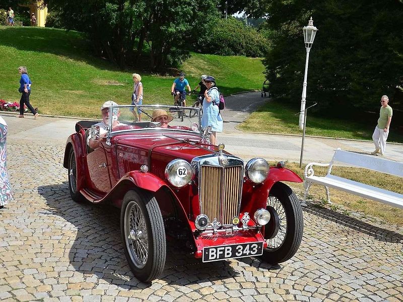 Přehlídka veteránů na Arnice v Mariánských Lázních. Sanitka Cadillac